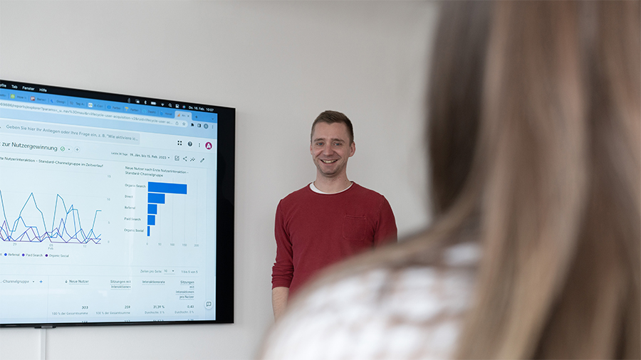 Stefan Kasbauer erklärt Google Analytics 4 Auswertungen in einer Schulung